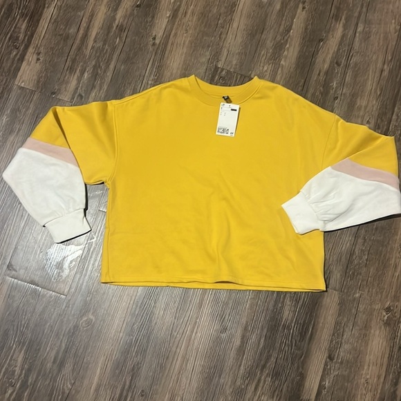 H&M Yellow and White Crewneck sweatshirt with Color-Block Design - Picture 2 of 7